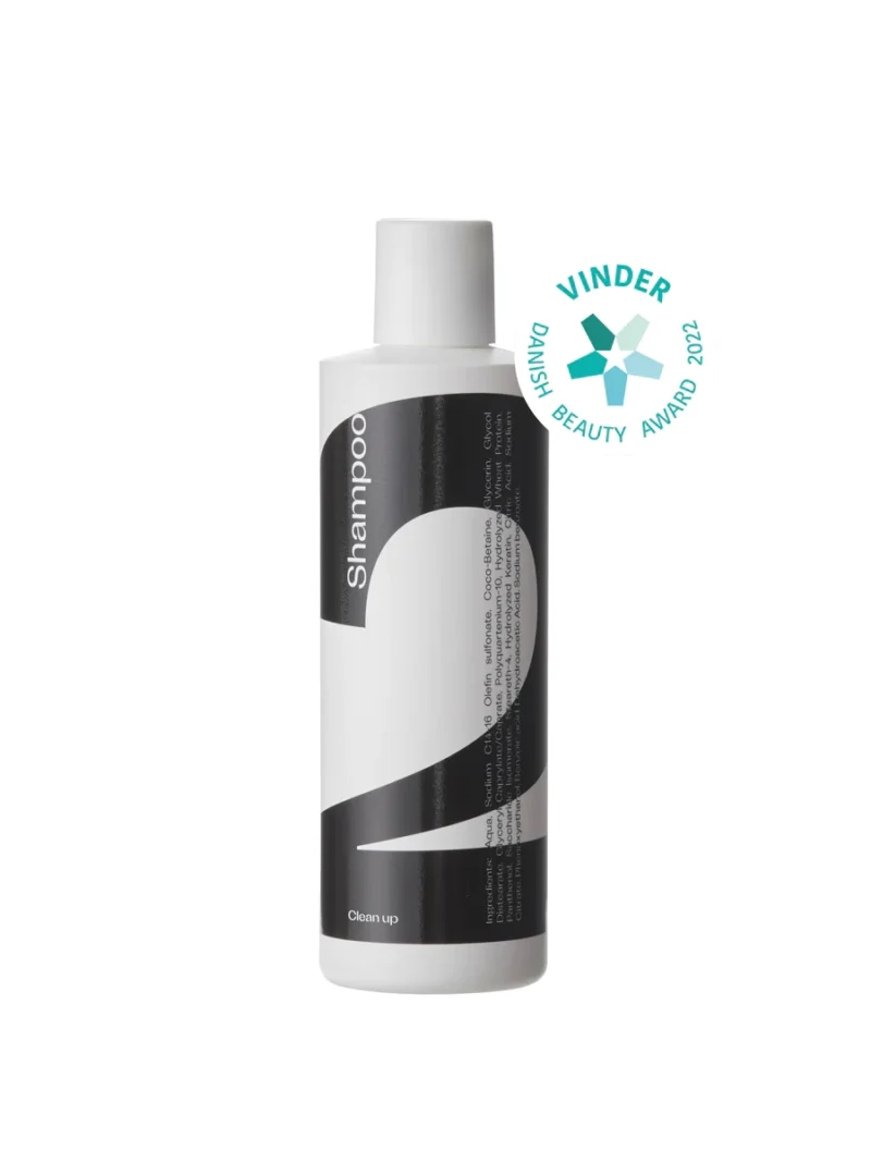Clean Up Shampoo 2 er en skånsom, genopbyggende shampoo, beriget med nærende ingredienser som glycerin, hvede og keratin. Produktet tilfører fugt til tørre hårstrå, beskytter farven og reducerer risikoen for knækkede hår. Indeholder også panthenol for at genoprette elasticitet og fylde samt en polymer, der hjælper med at reparere skadet hår og reducere statisk elektricitet.