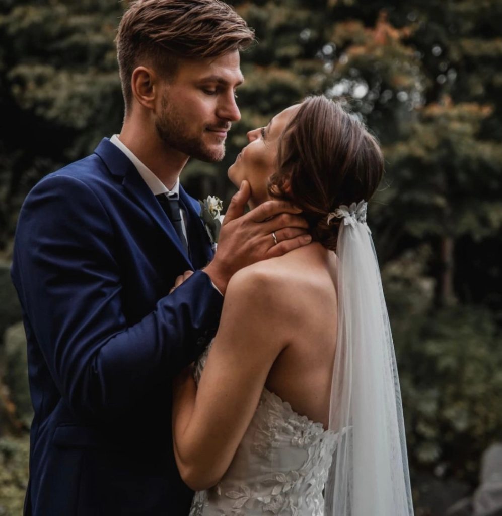 Brud med elegant hårstyling og makeup hos Frisør Montez i Hinnerup vi laver hår og makeup til bryllup