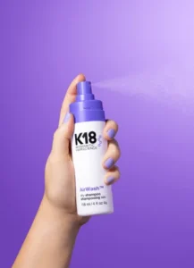 k18 airwash er en tørshampoo og indkapsler fedtstoffet i håret